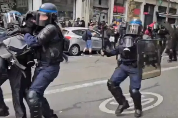 Proteste violente în Franța! Peste 150.000 de oameni au ieșit pe străzile celor mai importante orașe
