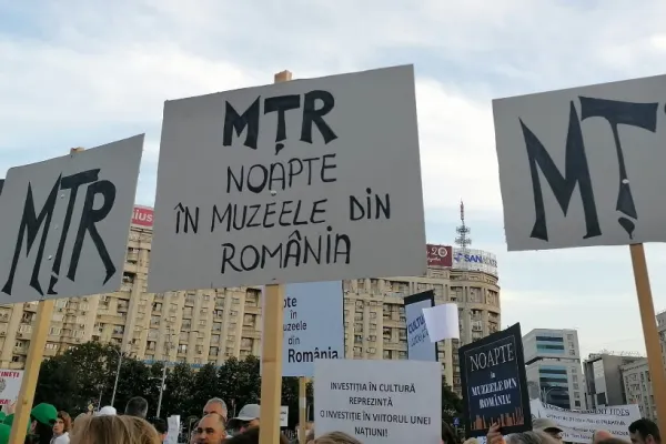 Noaptea Muzeelor a devenit noaptea protestelor. Sute de angajați au ieșit în stradă