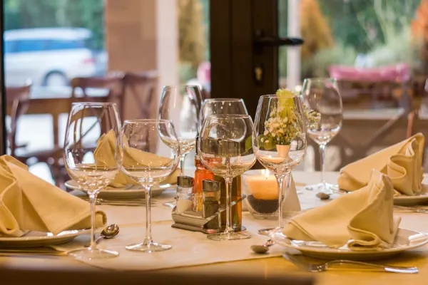 „Taxa zgârcitului” în restaurantele din Austria: suma ireală pe care trebuie să o plătești dacă ceri o farfurie goală în plus