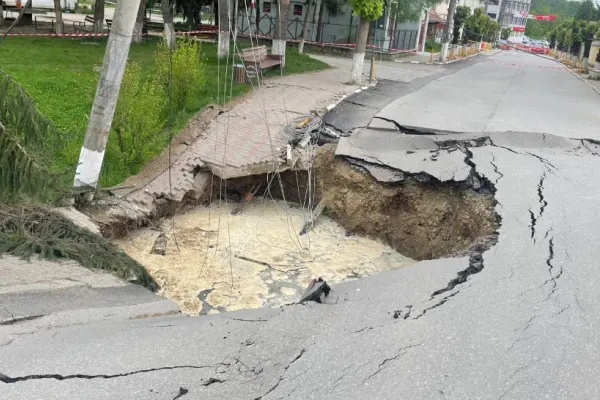 Stradă surpată la Slănic. Guvernul a alocat fonduri de urgenţă pentru stabilizarea solului