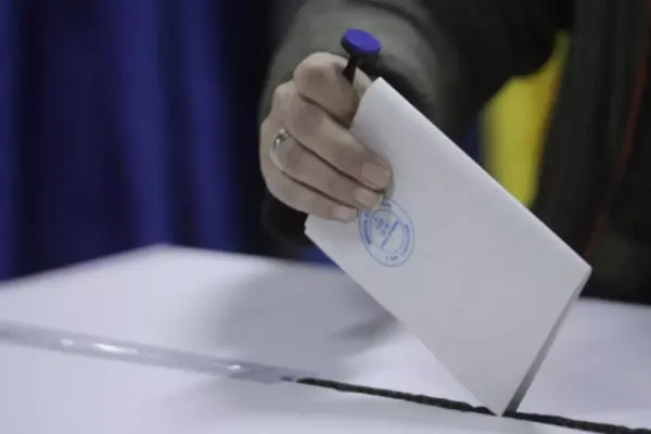 Este oficial: A fost stabilită ordinea candidaților pe buletinul de vot pentru Primăria Capitalei. La ce poziție se află Gabriela Firea și Nicușor Dan