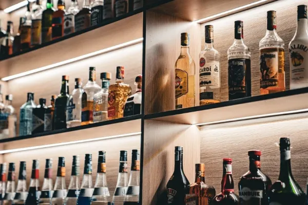 Caz neașteptat într-un bar din Italia. O femeie a primit detergent în pahar în loc de vin și a ajuns de urgență la spital