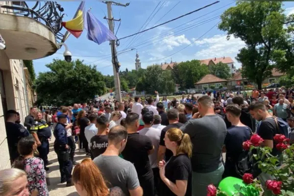 Scandal uriaș în fata primăriei din Săcueni, în Bihor. Sute de oamenii îi cer edilului UDMR să plece și îl acuză că vrea să schimbe rezultatul votului - VIDEO