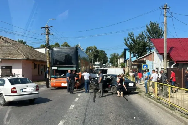 Plan Roșu de intervenție la Iași! Un autocar cu 55 de persoane şi două maşini, implicate într-un accident grav la Podul Iloaiei