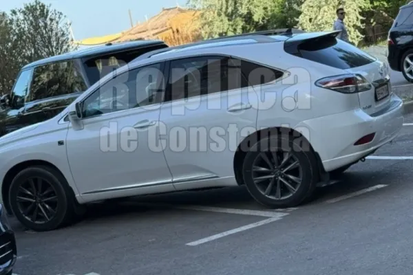 Un bolid de lux cu numere de Ucraina, parcat pe două locuri la Summerland Mamaia. Tupeu maxim într-una dintre cele mai aglomerate stațiuni de pe litoral!