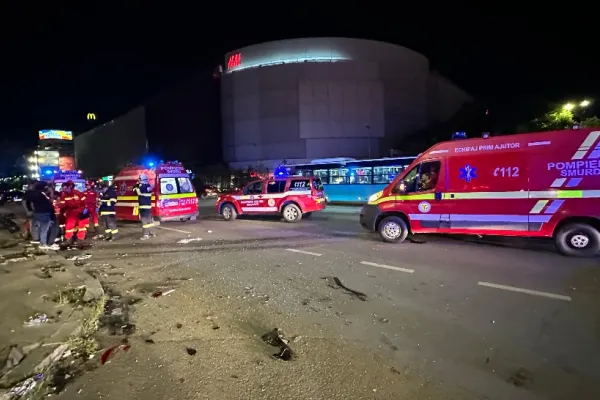 Accident grav, în Piața Unirii, din București: 12 victime, după un impact violent între un microbuz cu nepalezi și un autoturism