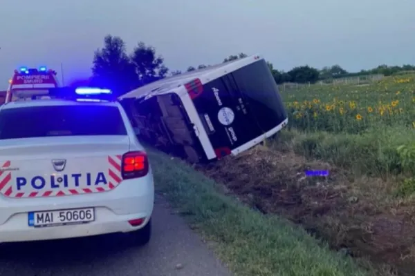 Accident grav, în jud. Vrancea. Un autocar plin cu turiști s-a răsturnat: 4 victime, între care și un copil