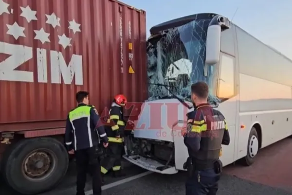 Accident grav, în Constanța: autobuz plin cu pasageri, impact violent cu un TIR - 15 victime, între care 13 copii