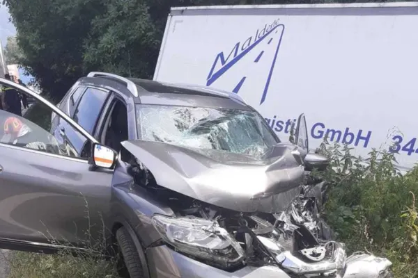 Accident cumplit pe Valea Oltului: 4 persoane au ajuns la spital. Mașinile implicate s-au făcut armonică