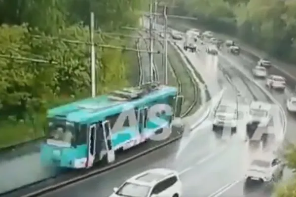 Pasagerii unui tramvai scăpat de sub control, aruncați în fața mașinilor din trafic, într-o curbă: 67 de răniți. Scene șocante în Rusia