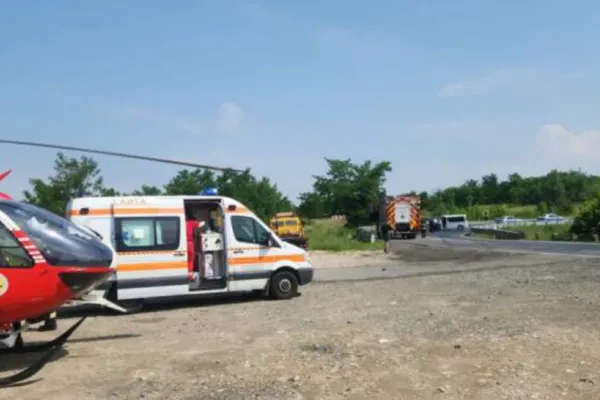 Accident grav, cu două victime încarcerate, pe drumul care leagă Timișul de Hunedoara. O mașină s-a ciocnit de un microbuz cu 8 pasageri: intervine elicopterul SMURD