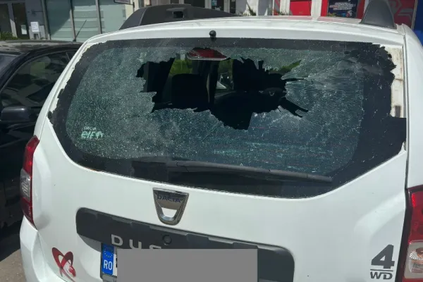 Poliția îi caută pe cei care au vandalizat mașina Realitatea Plus, după o anchetă care-l viza pe Piedone. S-a deschis dosar pentru distrugere