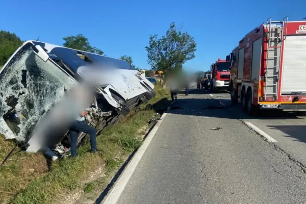 Accident grav pe DN 67: Un autocar plin cu elevi implicat într-o coliziune cu un autoturism! O persoană a MURIT