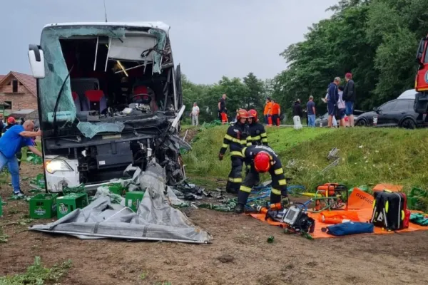 Autocar cu 57 de persoane, implicat într-un grav accident de circulație pe DN1. Trei persoane, transportate la spital