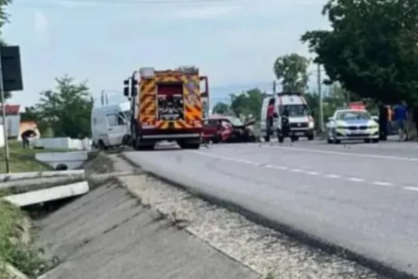 Accident grav, pe Valea Seacă, jud. Bacău: un mort și 4 răniți, după impactul violent între două dubițe și o mașină - FOTO