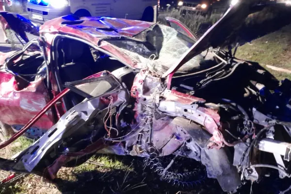 Autoturism transformat în fiare vechi în urma unui grav accident în Arad. Au fost chemate echipele de descarcerare