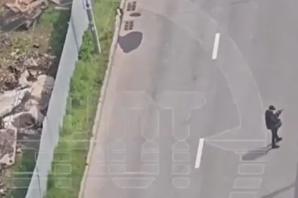 Asasinat mafiot în Rusia. Imagini șocante, Atacatorul își următrește victima îngrozită și o execută - VIDEO