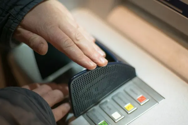 O nouă metodă de înșelăciune la bancomat. Inventivitatea hoților a uimit polițiștii