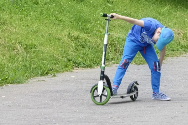 Adolescent, de 16 ani, cercetat penal după ce a lovit o copilă de 6 ani cu trotineta electrică. Băiatul a fugit la locul accidentului