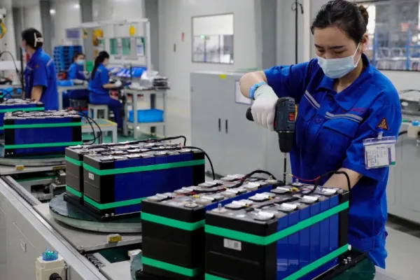 Rusia se descurcă! Chinezii asamblează mașini în fostele fabrici ale Volkswagen şi Mercedes VIDEO