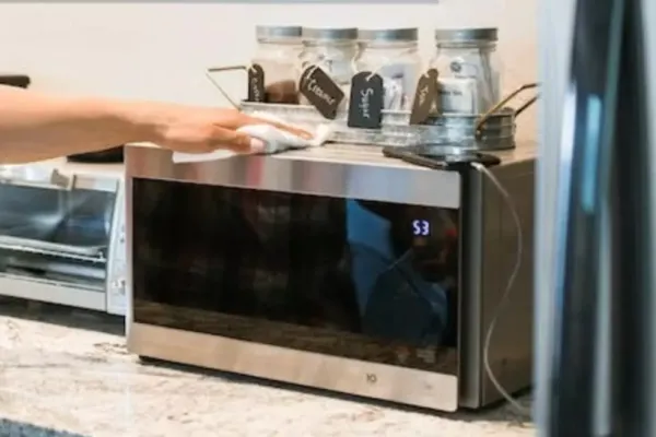 Funcția cuptorului cu microunde care îți poate dubla factura la curent. Ce buton să nu apeși, ca să nu rămâi cu gaură în buget