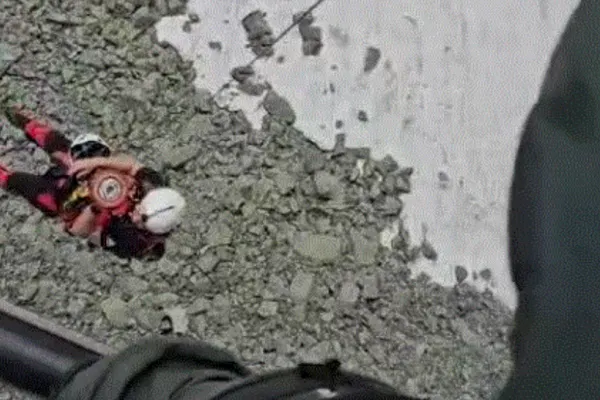 VIDEO: Un tânăr de 17 ani a fost salvat cu elicopterul după un accident în Masivul Retezat