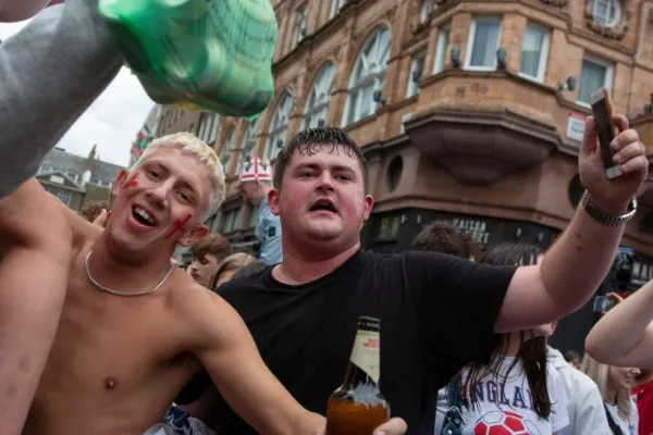 Euro 2024 Germania. Suporterii englezi vor fi serviți cu „bere specială”: are alcool doar 1%!