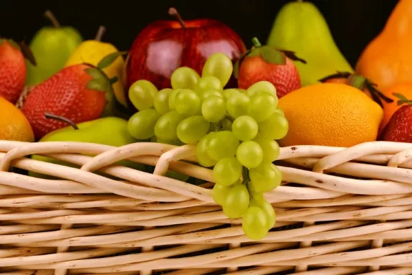 Fructele, care ar fi trebuit să fie cele mai cumpărate alimente vara, au devenit un LUX. Scumpiri enorme în piețe