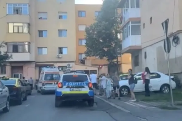 Accident stupid: o femeie a murit a murit în parcare după ce prietena ei a dat cu spatele. Șoferița a confundat pedalele - VIDEO
