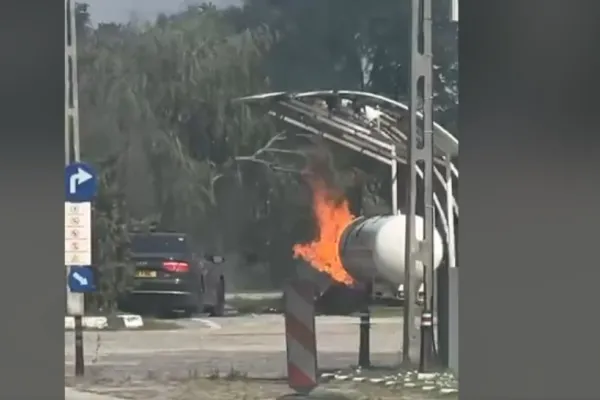Stație GPL în flăcări în urma unui accident produs între două autoturisme