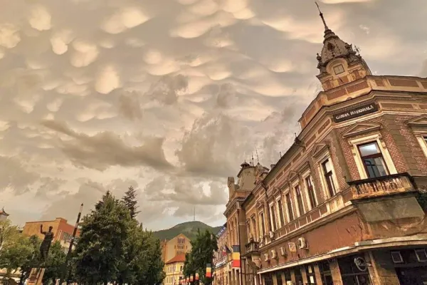 Norii mammatus și-au făcut apariția pe cerul României. Ce presupune acest fenomen și unde a putut fi observat