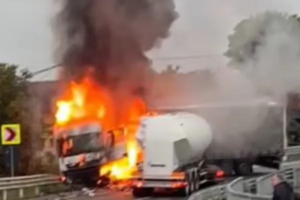 Accident grav, în Bihor: o cisternă și un TIR au luat foc, după un impact frontal - VIDEO