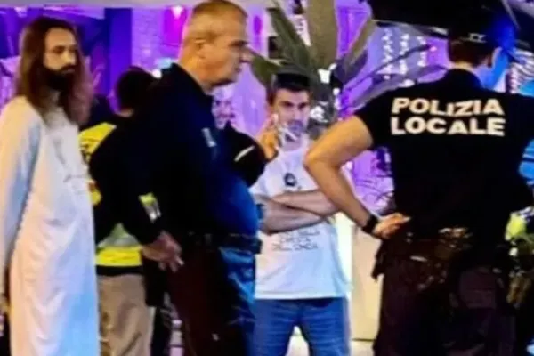 S-a deghizat în Iisus și a cărat o cruce în spate pe străzile din Italia. Cum a reacționat poliția la vederea lui