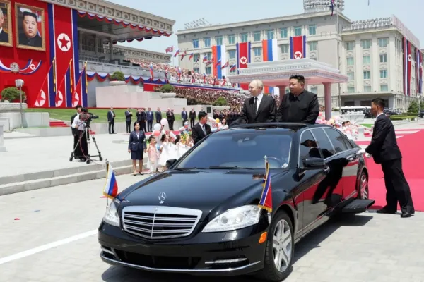 Momente jenante cu Vladimir Putin și Kim Jong Un VIDEO