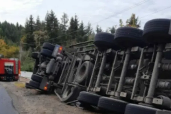 Accident rutier pe DN 2B în Brăila: Un TIR s-a răsturnat, iar altul s-a stricat pe șosea