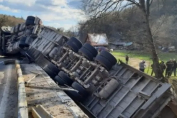 Accident pe DN2: Două TIR-uri s-au răsturnat în urma unei coliziuni
