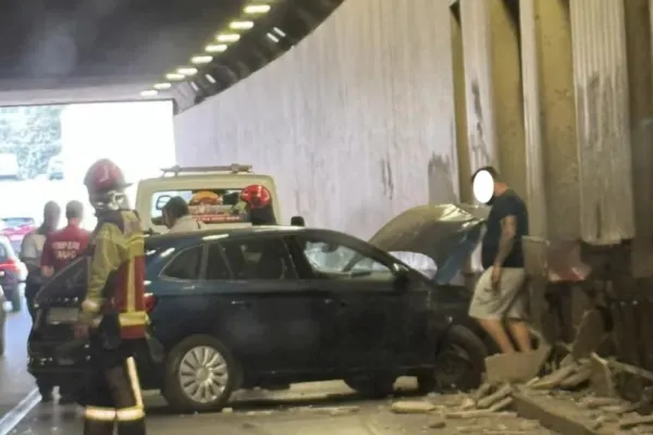 Accident rutier grav în Pasajul Victoriei. Un autoturism a intrat în zid