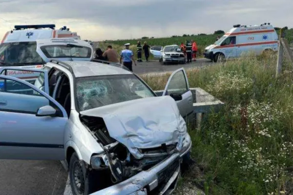 Accident rutier mortal în intersecție. Un bărbat a murit și patru persoane au fost rănite în urma impactului