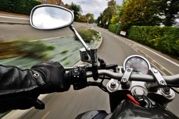 Accident grav, lângă Băile Herculane: un ofițer ISU a murit după ce s-a izbit cu motocicleta de două tiruri - FOTO