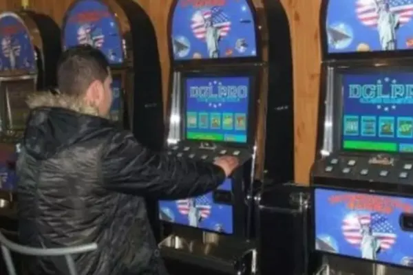 Ghinion pentru un vasluian fără venituri. A câștigat la păcănele, iar statul nu-i mai dă bani pe cardul de alimente