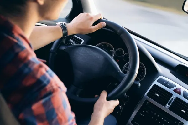 Adolescent de 15 ani, prins după ce a furat o mașină și a provocat un accident în Sibiu. Era băut și nu avea permis