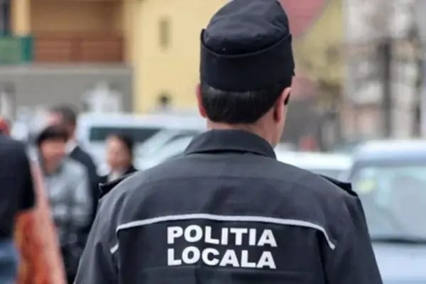 Incident șocant la Hunedoara. Tânăr lovit de polițiștii locali, deși era încătușat