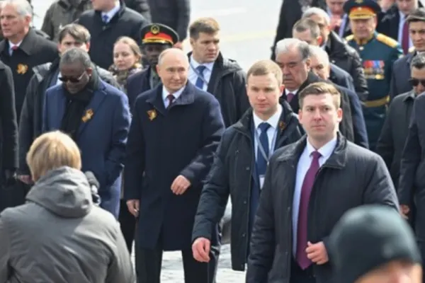 Putin a început să poarte vestă antiglonț. Detaliile care l-au dat de gol, observate de un expert britanic