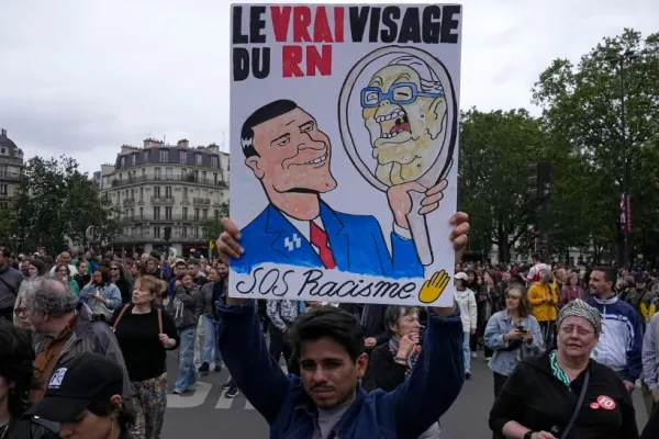 Proteste masive în Franța. Oamenii nemulțumiți de victoria în alegeri a extremei drepte au ieșit în stradă
