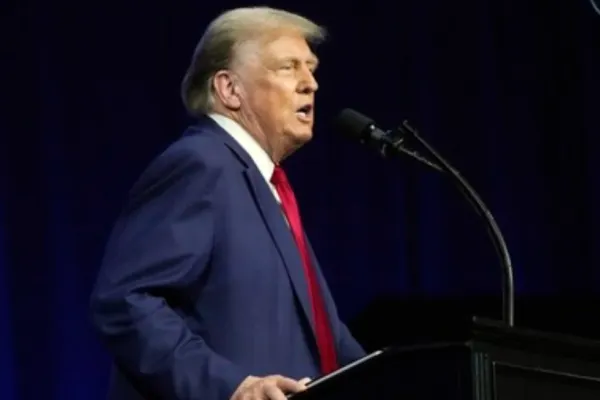 Donald Trump șochează din nou: A ameninţat că va opri ajutorul pentru Ucraina dacă va câştiga alegerile și l-a numit pe Zelenski „agent de vânzări”