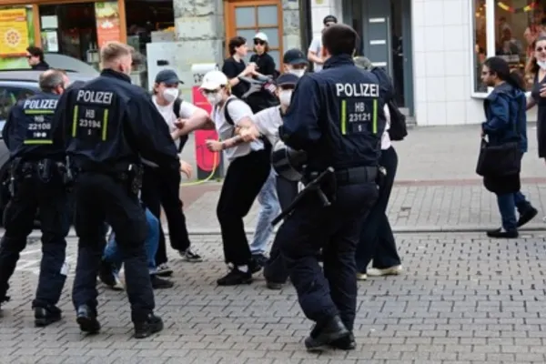 Bătaie între poliţie şi protestari, în Germania. Oamenii furioși încercau să împiedice accesul la congresul celui mai mare partid de extremă dreaptă