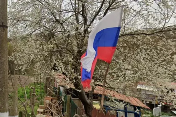 Zeci de steaguri rusești flutură mândre la granița de sud a României. Cum a fost împânzită zona de însemnele lui Putin