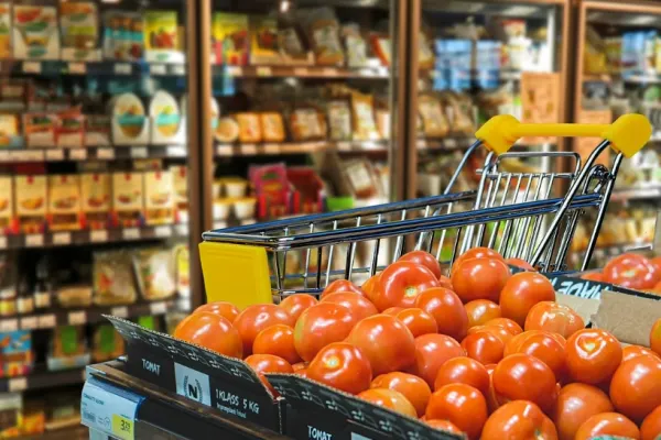 Scandal pe plafonarea prețurilor la alimente. Retailerii se opun categoric acestei măsuri: sunt așteptate noi SCUMPIRI
