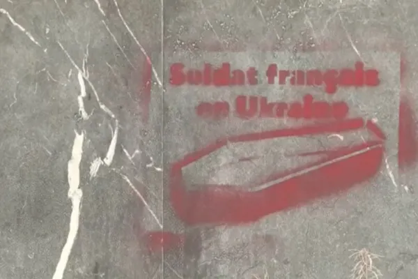 Cetățeni moldoveni, arestați în Franța. Au umplut zidurile Parisului cu graffiti "soldaţi francezi în Ucraina”