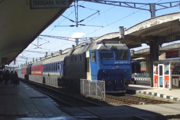 Accident în Gara de Nord din Timișoara. Doi muncitori, luați pe sus, cu tot cu schelă, de tren